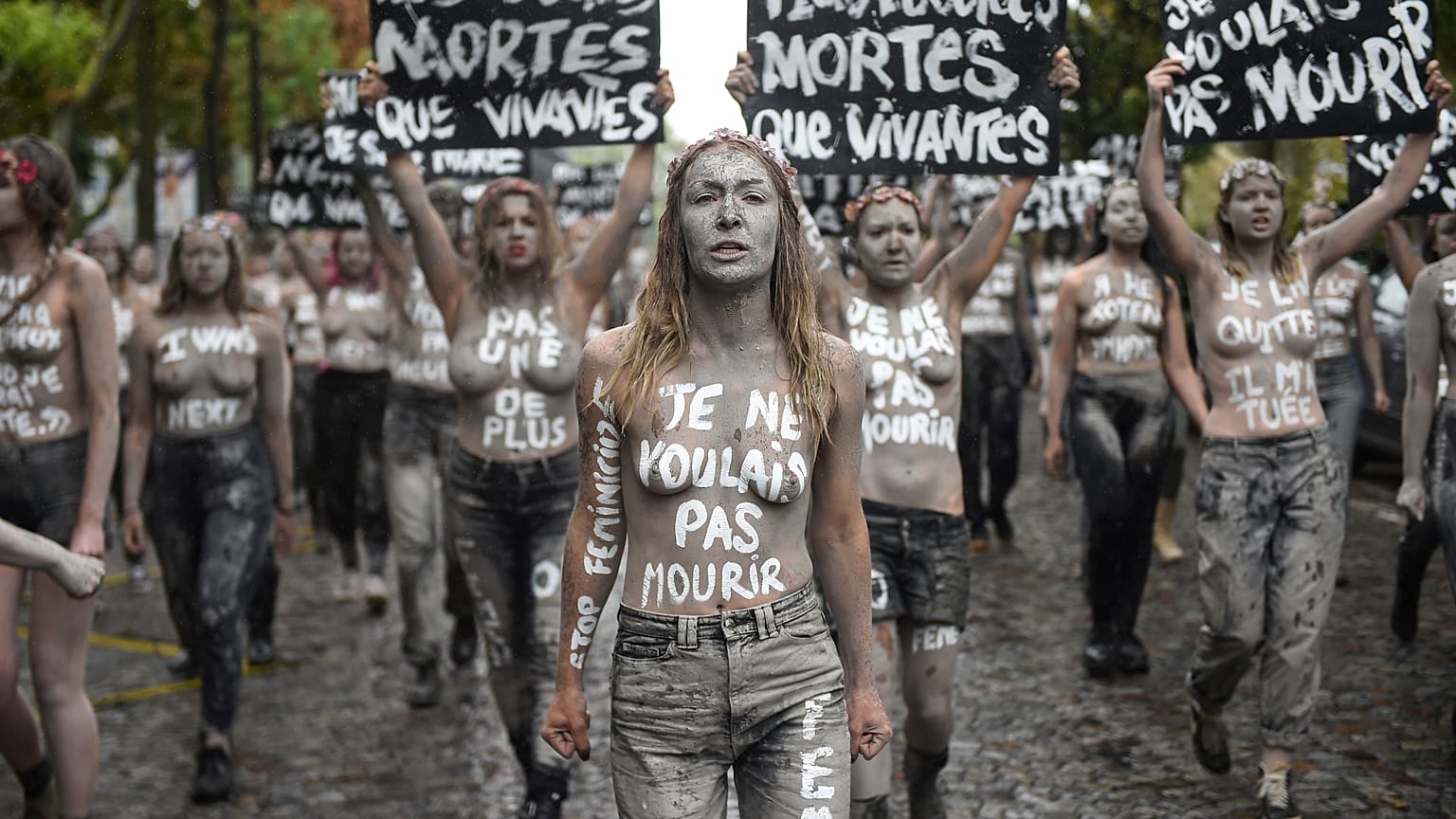 Femen üyeleri Fransa'da bu yıl öldürülen 114 kadın için protesto düzenledi