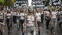 Femen üyeleri Fransa'da bu yıl öldürülen 114 kadın için protesto düzenledi