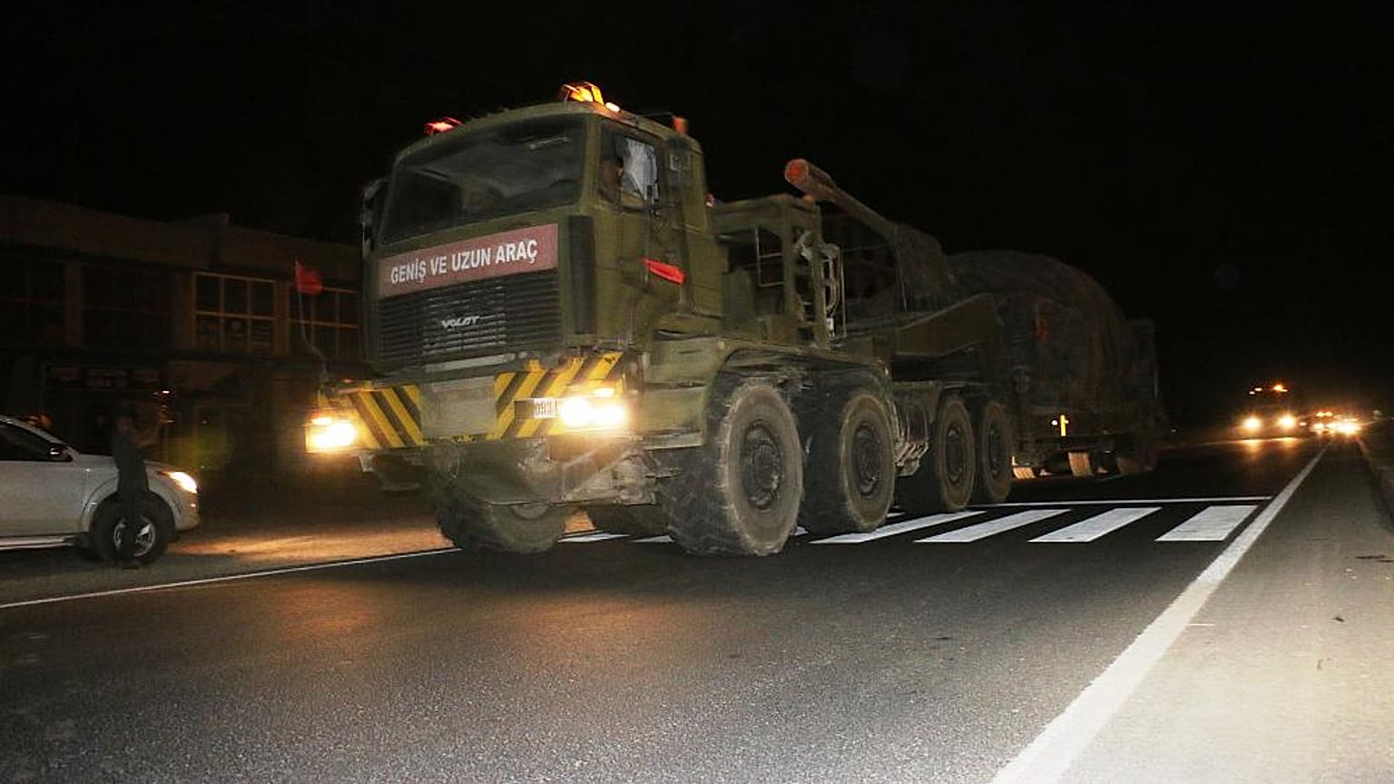 Suriye sınırına zırhlı iş makineleri takviyesi