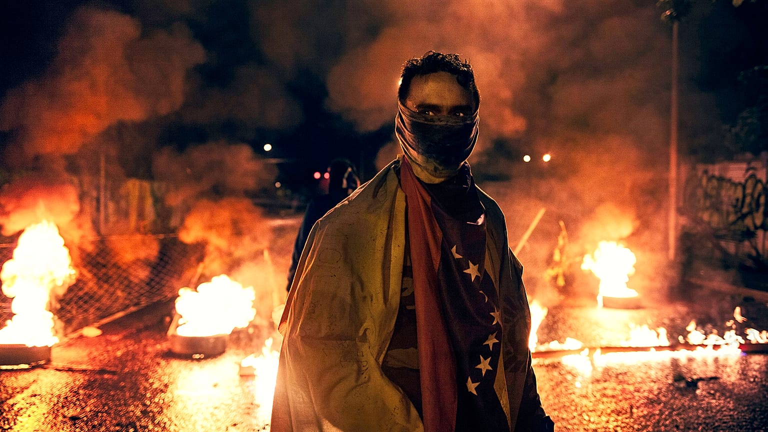 Un manifestante en una barricada a la entrada de la Universidad de los Andes. San Cristóbal, 28 de febrero de 2015 