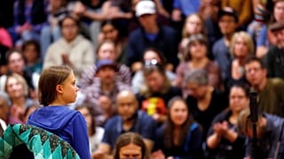 "Makaber, Schandtat": Greta-Thunberg-Puppe baumelt von Brücke in Rom