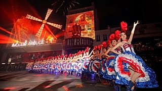 Kánkán-tánc az utcán- így ünnepelték a Moulin Rouge 130. születésnapját
