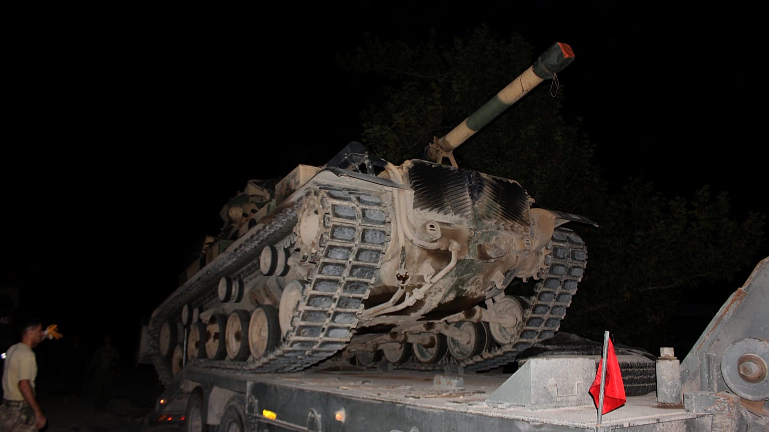 Türk Silahlı Kuvvetleri (TSK) tarafından Suriye sınırındaki askeri birliklere tank, zırhlı araç ve personel takviyesi sürüyor. ( Mehmet Toktaş - Anadolu Ajansı )