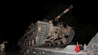 Türk Silahlı Kuvvetleri (TSK) tarafından Suriye sınırındaki askeri birliklere tank, zırhlı araç ve personel takviyesi sürüyor. ( Mehmet Toktaş - Anadolu Ajansı )