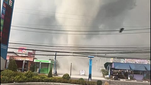 Blustering gustnado in Thailand picks up roofs and signs