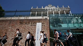 Iskolai osztály halad el Bécsben a Palais Cobourg Hotel előtt