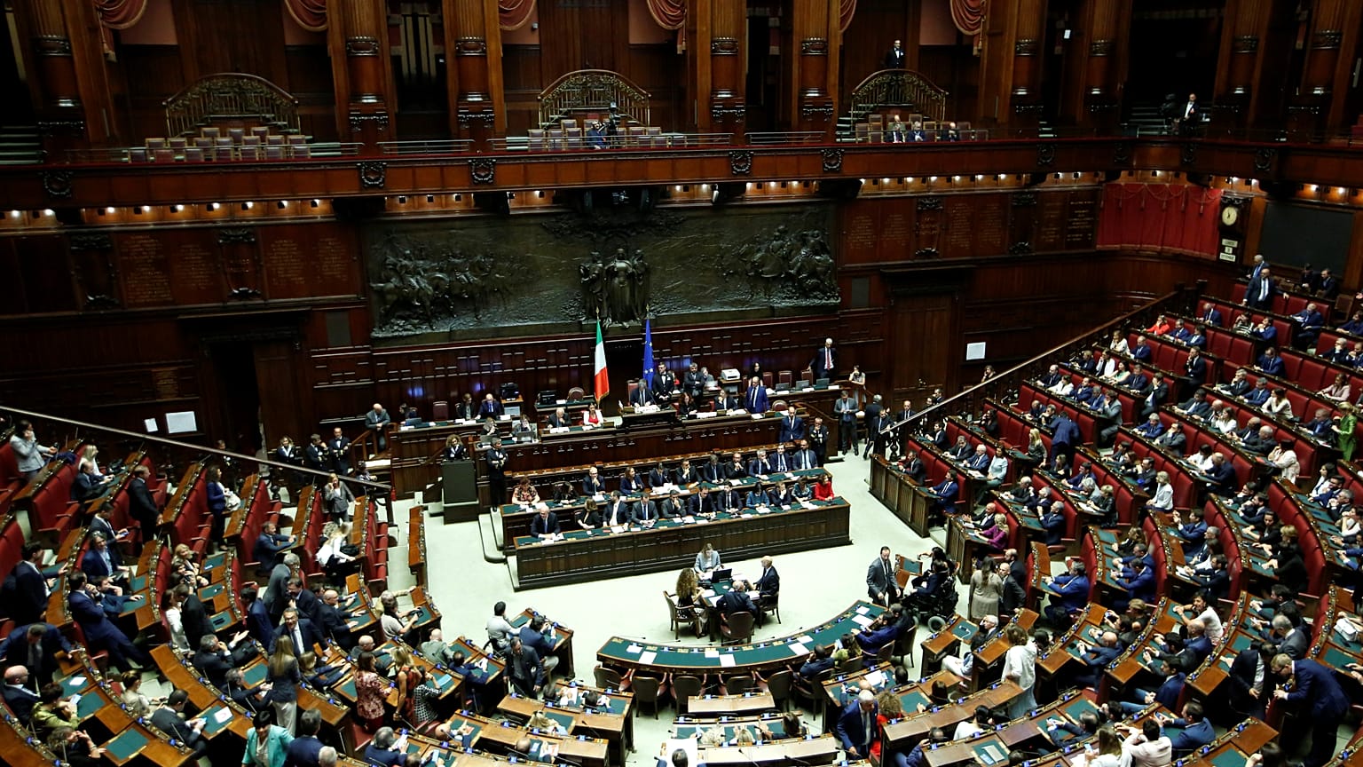 İtalya'da milletvekili ve senatör sayısı üçte bir oranında azaltıldı