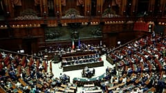 İtalya'da milletvekili ve senatör sayısı üçte bir oranında azaltıldı