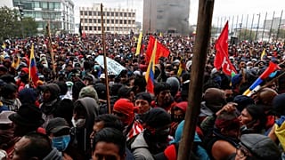 Эквадор: в столице столкновения, правительство эвакуировано