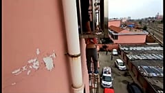 Cina: Vigili del Fuoco salvano bambino aggrappato a una ringhiera