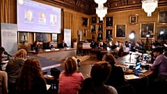 Nobel da Química distingue cientistas que "criaram mundo recarregável"
