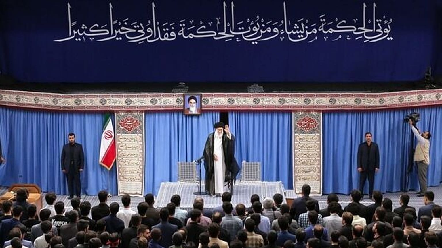 رهبر ایران: می‌توانستیم بمب اتم بسازیم نساختیم چون حرام است