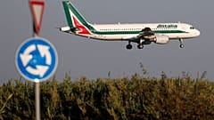 Alitalia, aerei a terra e compagnia ancora sull'orlo del fallimento