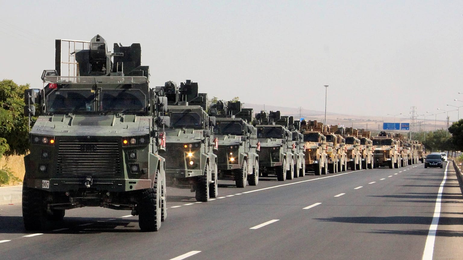 Türk askeri konvoyu Suriye sınırına yaklaşırken