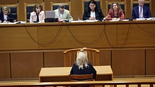 Η Ελένη Ζαρούλια σύζυγος του αρχηγού της Χρυσής Αυγής Νίκου Μιχαλολιάκου απολογείται κατά τη διάρκεια της Δίκης της Χρυσής Αυγής