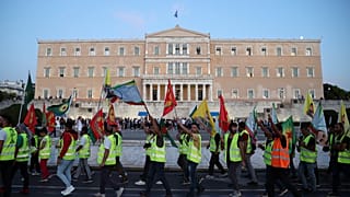 Türkiye'nin operasyonuna karşı çıkan Yunanistan'daki Kürtler meclis önünde yürüyüş düzenledi