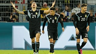 Lucas Ocampos festeggia il gol del 2-2.