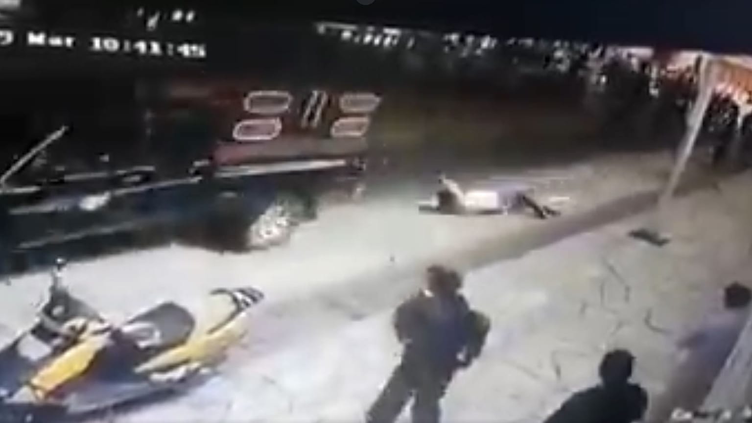 صورة ملتقطة من الفيديو المتداول الذي يظهر سحل المزارعين الغاضبين لرئيس البلدية بسبب عدم الوفاء بوعوده