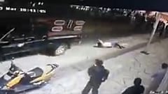 صورة ملتقطة من الفيديو المتداول الذي يظهر سحل المزارعين الغاضبين لرئيس البلدية بسبب عدم الوفاء بوعوده