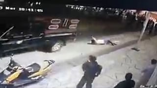 صورة ملتقطة من الفيديو المتداول الذي يظهر سحل المزارعين الغاضبين لرئيس البلدية بسبب عدم الوفاء بوعوده