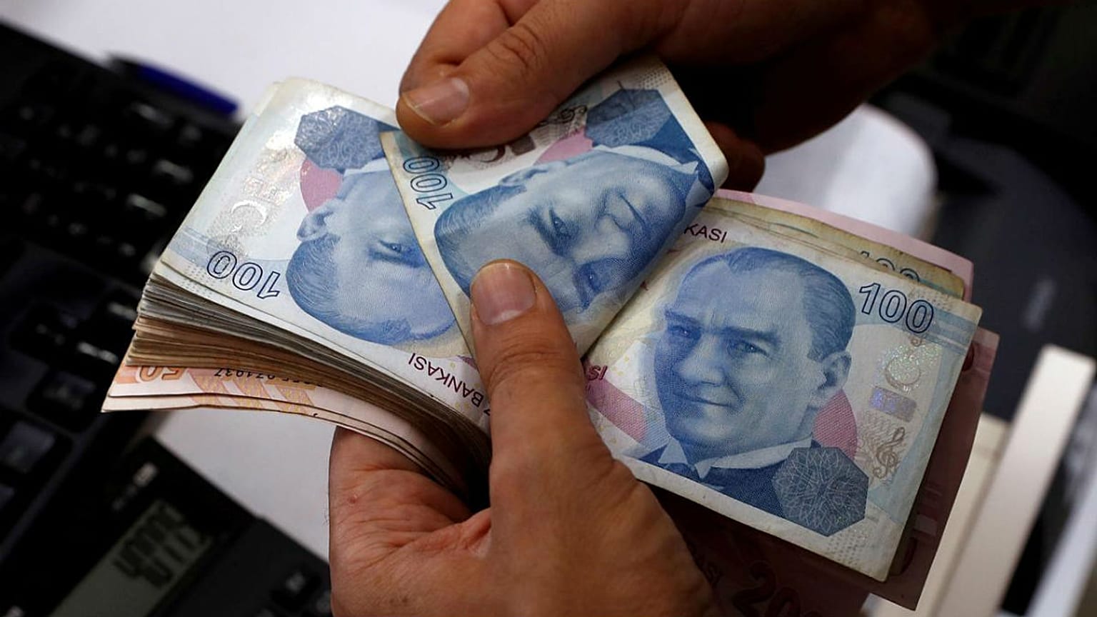 تضعیف ۴ درصدی لیر ترکیه در بازار تهران؛ آرامش دلار و یورو برهم نخورد