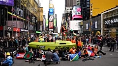 Klímatüntetés a New York-i Times Square-en