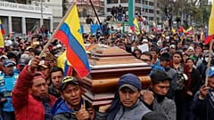 Policías obligados a portar el ataúd de un indígena muerto en las protestas de Ecuador