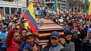 Policías obligados a portar el ataúd de un indígena muerto en las protestas de Ecuador