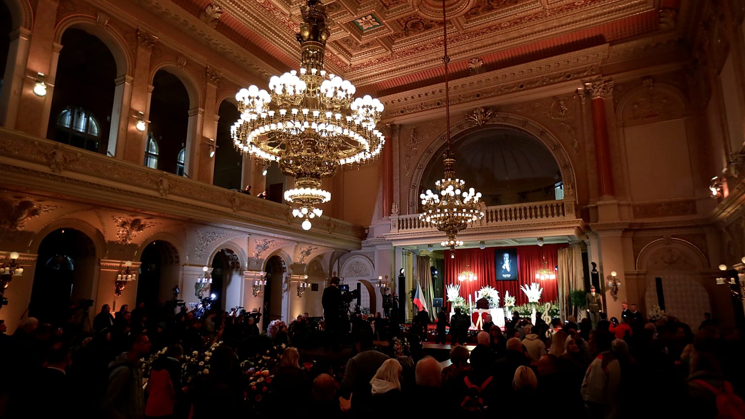 Tízezrek búcsúznak Karel Gottól