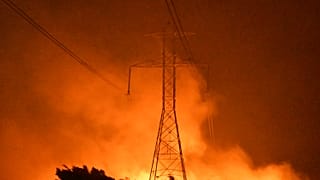 Μαίνονται οι φωτιές στην Καλιφόρνια - Χιλιάδες πολίτες χωρίς ρεύμα