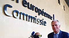 كبير المفاوضين الأوروبيين ميشيل بارنييه أمام مقر المفوضية الأوروبية في بروكسل 