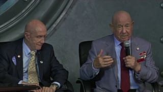 وفاة رائد الفضاء السوفياتي أليكسي ليونوف أول إنسان "مشى في الفضاء"  