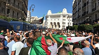محتجون جزائريون يعودون إلى الشارع في تحدٍ لـ"مناخ القمع" 