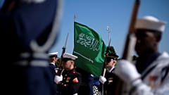 Suudi Arabistan bayrağı ve ABD askerleri