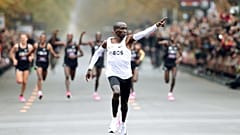 العداء الكيني كيبتشوجي يحقق انجازا تاريخيا بعد أن أصبح أول متسابق يكمل سباق الماراثون في أقل من ساعتين. 12/أكتوبر/2019