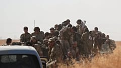 عدد من الجنود والمسلحين المدعومين من تركيا في قرية اليابسة غرب مدينة تل أبيض شمال سوريا 