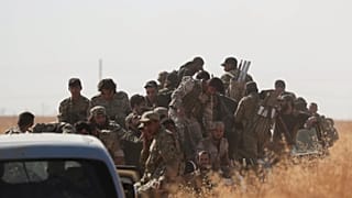 عدد من الجنود والمسلحين المدعومين من تركيا في قرية اليابسة غرب مدينة تل أبيض شمال سوريا 