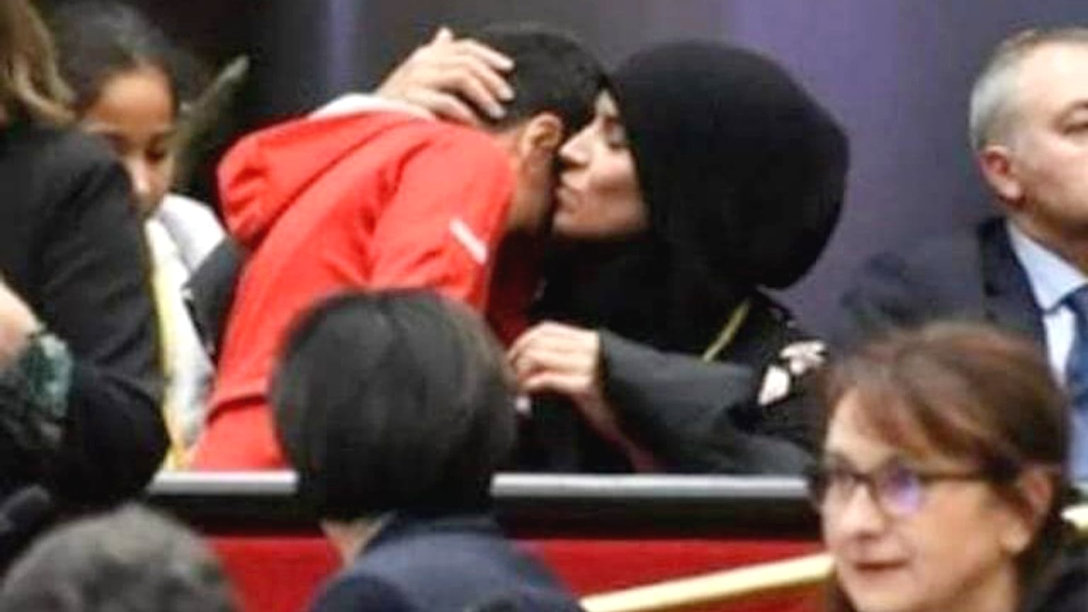 Fransa'da bölgesel meclis toplantısında başörtü tartışması: Ayrımcılığa eleştiri 
