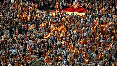 شاهد: قبيل صدور أحكام قاسية على قادة كتالونيا مسيرة ضخمة في برشلونة تؤكد على الوحدة مع إسبانيا