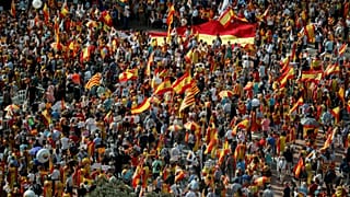 شاهد: قبيل صدور أحكام قاسية على قادة كتالونيا مسيرة ضخمة في برشلونة تؤكد على الوحدة مع إسبانيا