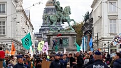 Activistas se reúnen cerca del Palacio Real durante la protesta por la Rebelión contra la Extinción en Bruselas, Bélgica, el 12 de octubre de 2019. 