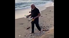 Indischer Präsident Modi beim Müllsammeln am Strand 