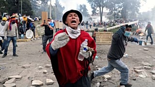 Un manifestante durante una protesta contra las medidas de austeridad del presidente Lenín Moreno, en Quito, Ecuador, el 12 de octubre de 2019.
