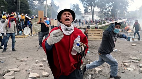 Un manifestante durante una protesta contra las medidas de austeridad del presidente Lenín Moreno, en Quito, Ecuador, el 12 de octubre de 2019.