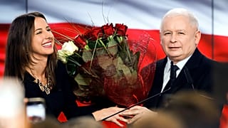 Jarosław Kaczyńskit virággal köszöntik a Jog és Igazságosság párt győzelme után