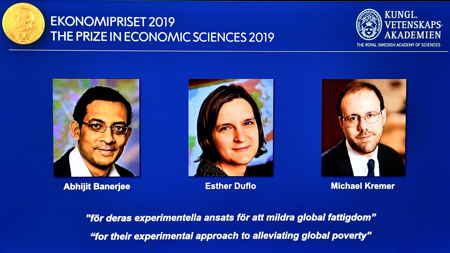 Abhijit Banerjee, Esther Duflo e Michael Kremer distinguidos pela "abordagem experimental para tentar aliviar a pobreza global".