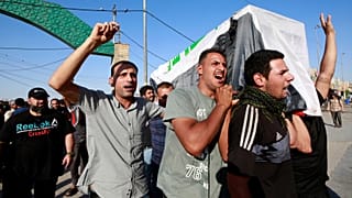 عراقيون يحملون جثة شخص قُتل خلال المظاهرات
