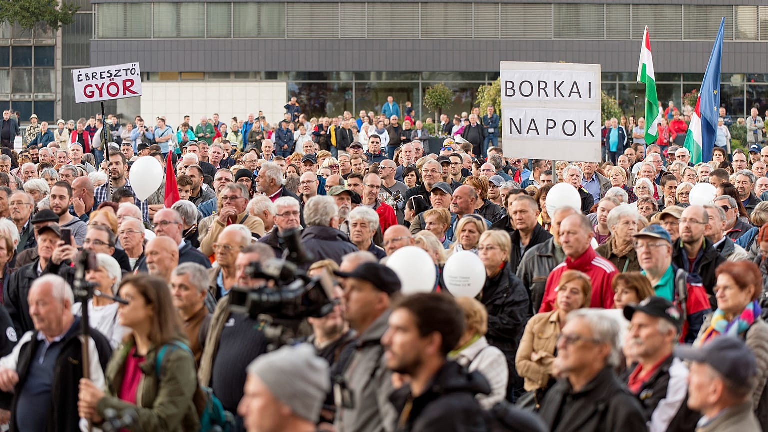 Tüntetés a botrányba keveredett győri polgármester ellen október 12-én