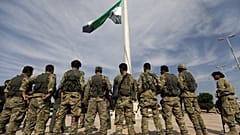 Milícias sírias apoiadas pela Turquia içam bandeira na sidade de Tel Abyad