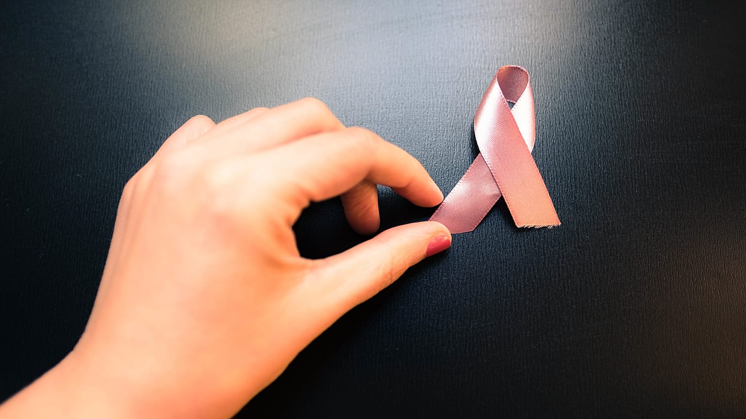 Tumore al seno: ottobre è il mese della prevenzione